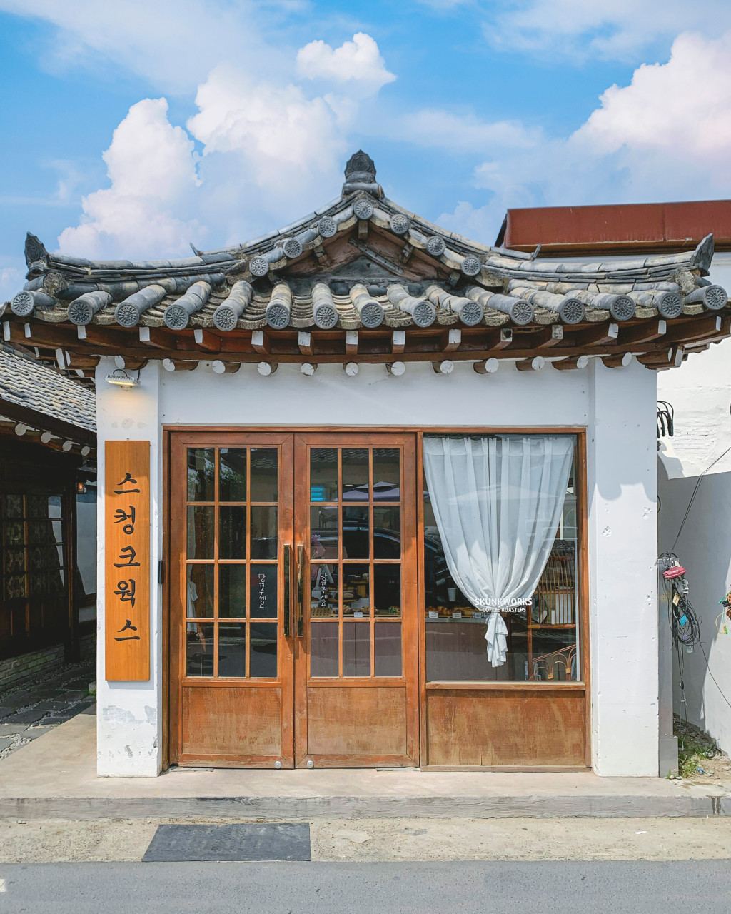 Skunk Works, adding the scent of coffee to Hanok time